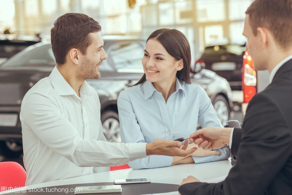 從出租車到共享出行 年輕一代如何重塑城市交通租賃服務